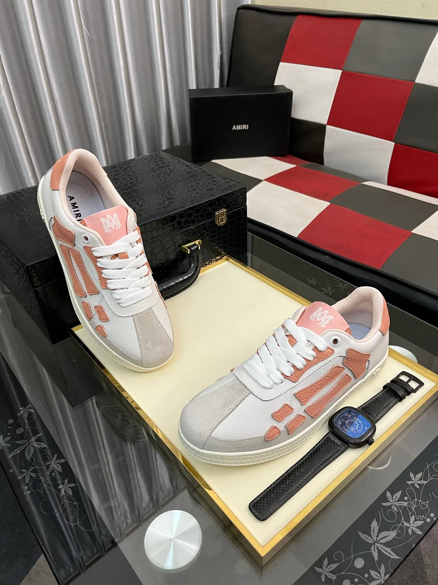 Men's shoes 💰420⌚️⌚️《AMIR*》New men's low-top casual sports sneakers bone shoes, another pair of irresistible bone shoes. Bone shoes are one of AMIRI's most popular items. They use first-layer cowhide uppers. The side bones are made of two cowhide laminations. They have a three-dimensional feel. The leather incisions are all oil-edged. Contrasting color design. Simple style. Fashionable sports. Customized metal LOGO nameplate to embellish shoelaces. Exclusive control of top version. Supports comparison. Breathable mesh lining Original rubber outsole A must-have item for daily leisure Suitable for various occasions Check it out if you pursue high quality Super cool uppers Size: 38-443️⃣ Colors available
